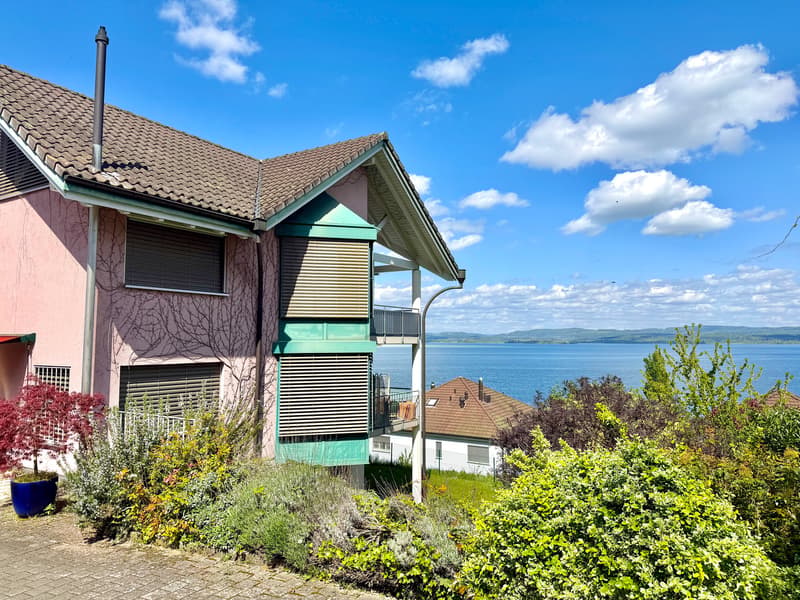 Aussenansicht 4-Familienhaus eingebettet in den Hang mit Sicht auf den See