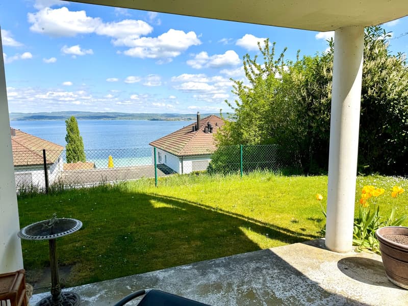 Sitzplatz mit Wiesenanteil und Aussicht auf den Bodensee