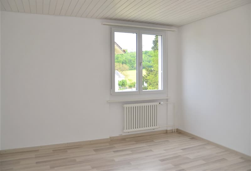 helles Zimmer mit Laminatboden