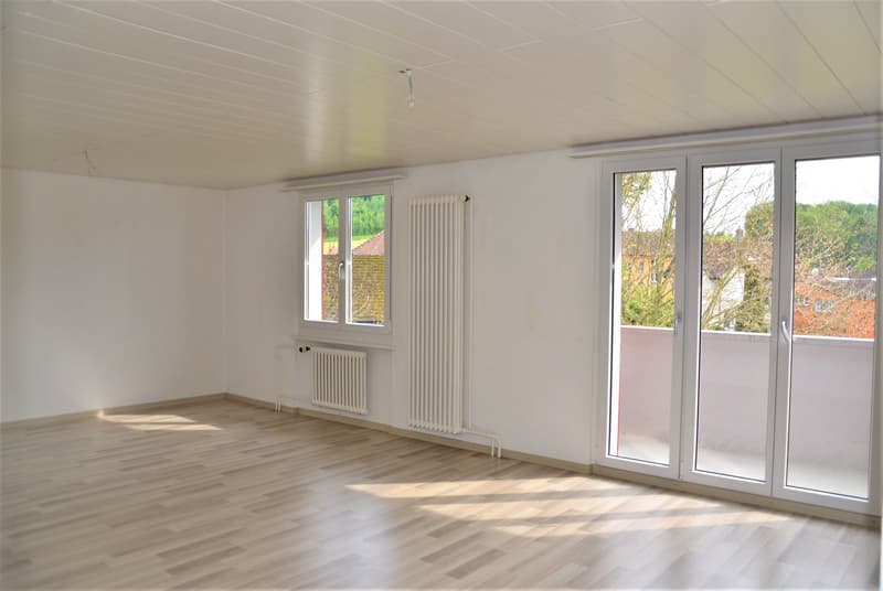 helles, grosszügiges Wohnzimmer mit Laminatboden