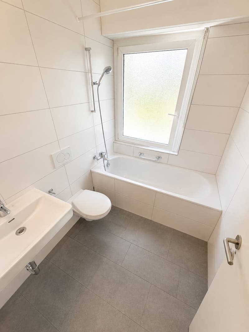 Helle 4.5-Zimmer-Wohnung mit sonnigem Balkon an ruhiger Lage in Pfaffhausen (10)