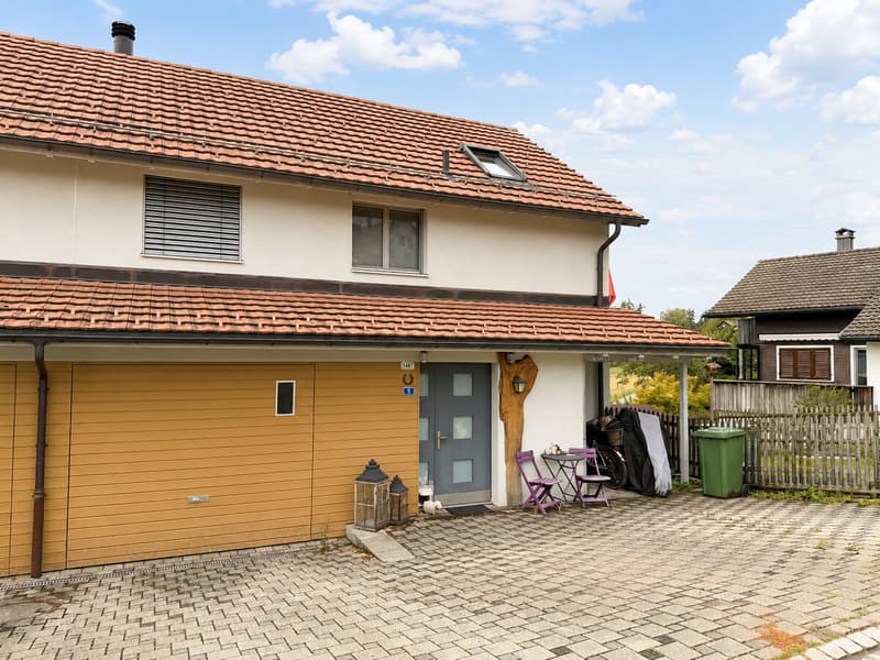 7.5-Zimmer-Doppelhaus mit idyllischem Garten und Pool (10)