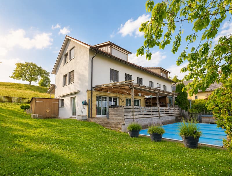 7.5-Zimmer-Doppelhaus mit idyllischem Garten und Pool (1)