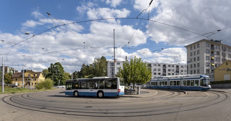Tram und Bus und Autobahnanschluss in der Nähe