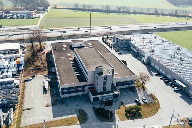 Zu vermieten: Flexible Gewerbefläche im 1. OG mit viel Tageslicht und Lift (2)