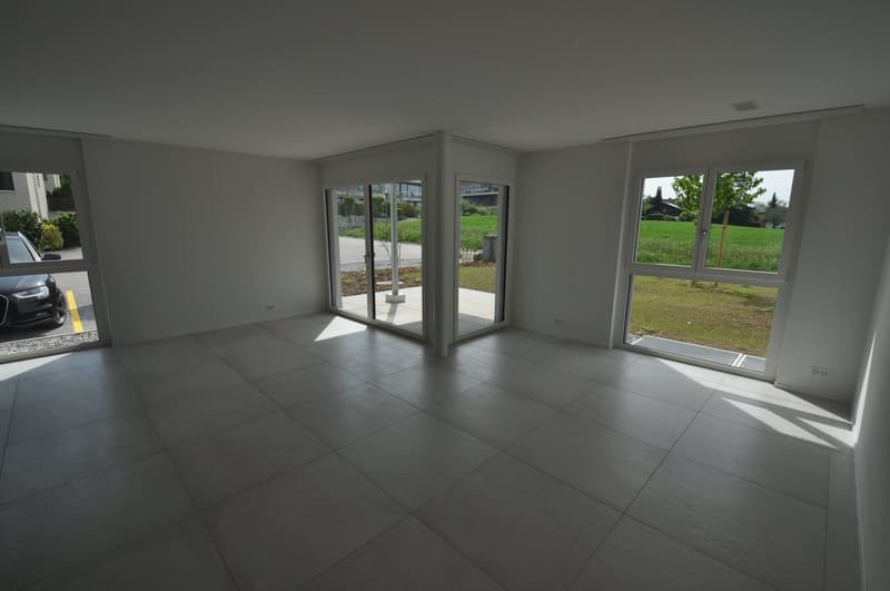Helle und moderne 2.5-Zimmerwohnung mit Gartensitzplatz (9)