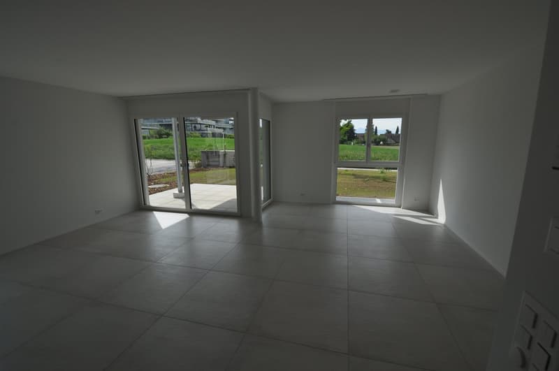 Helle und moderne 2.5-Zimmerwohnung mit Gartensitzplatz (8)
