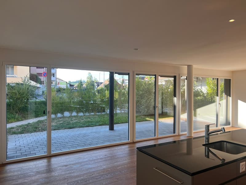 Moderne 2.5-Zimmer-Gartenwohnung mit grosszügigem Sitzplatz in Zwillikon (2)