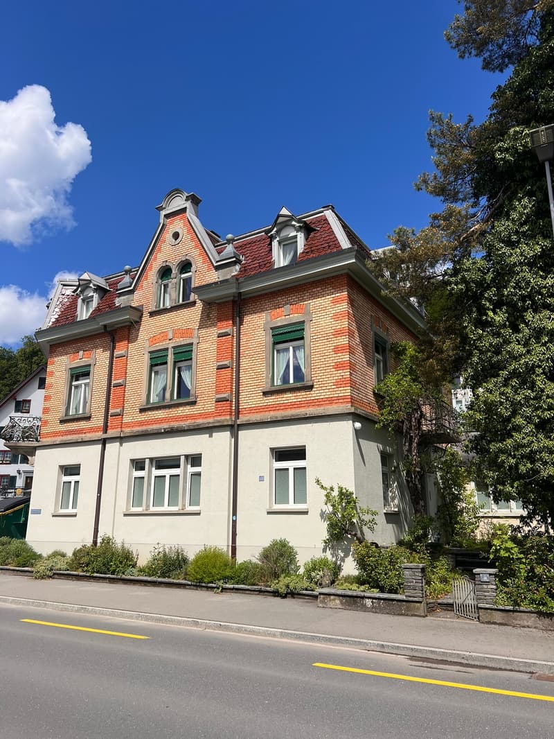 8.5-Zimmer-Maisonettewohnung mit Altbaucharme, grosser Terrasse und Garten in Hausen am Albis (1)