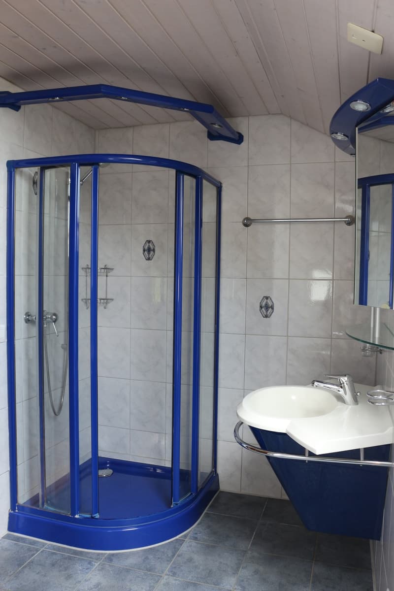 Dusche im Badezimmer