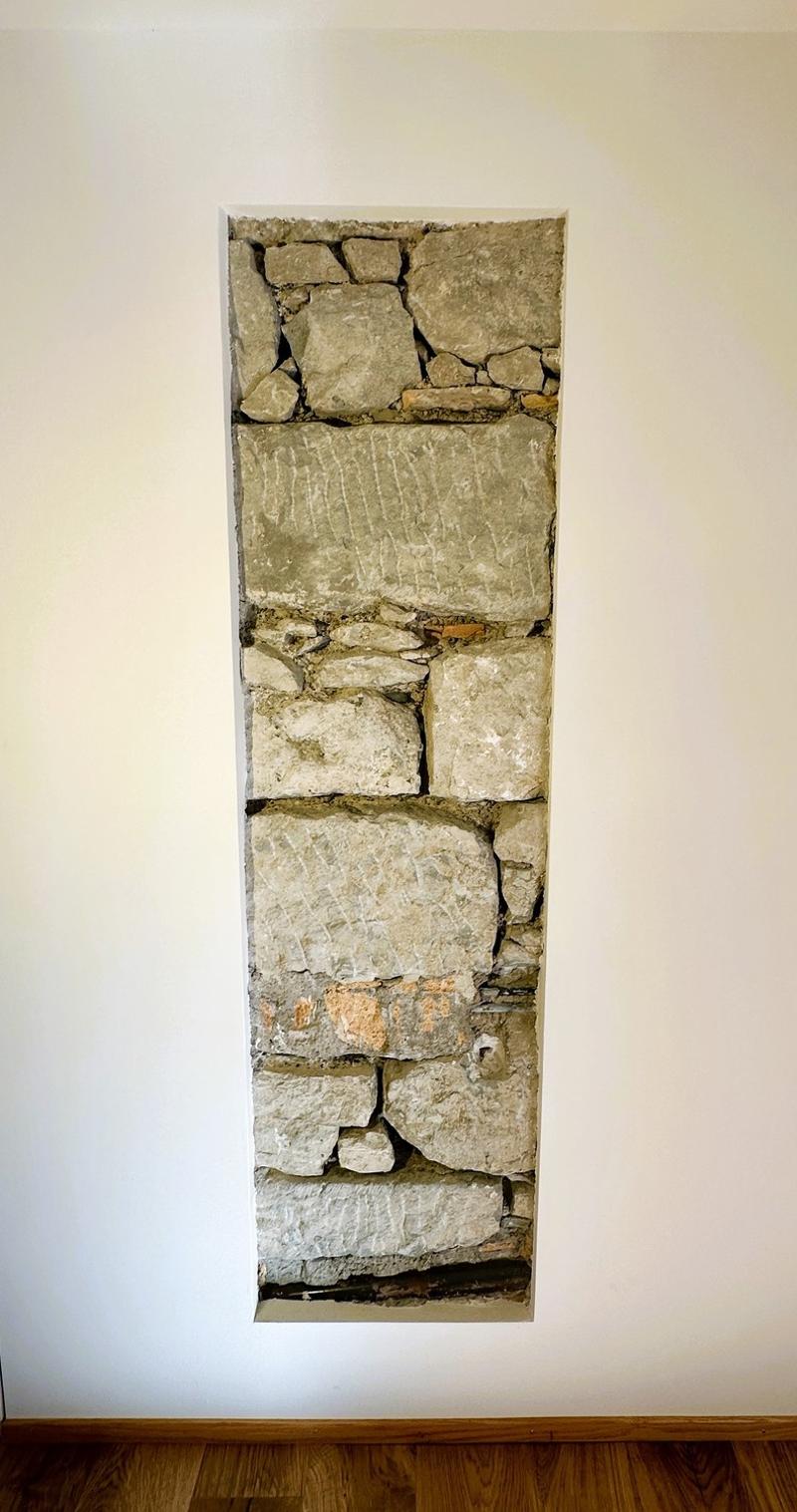 Wanddetail mit sichtbarem Mauerwerk
