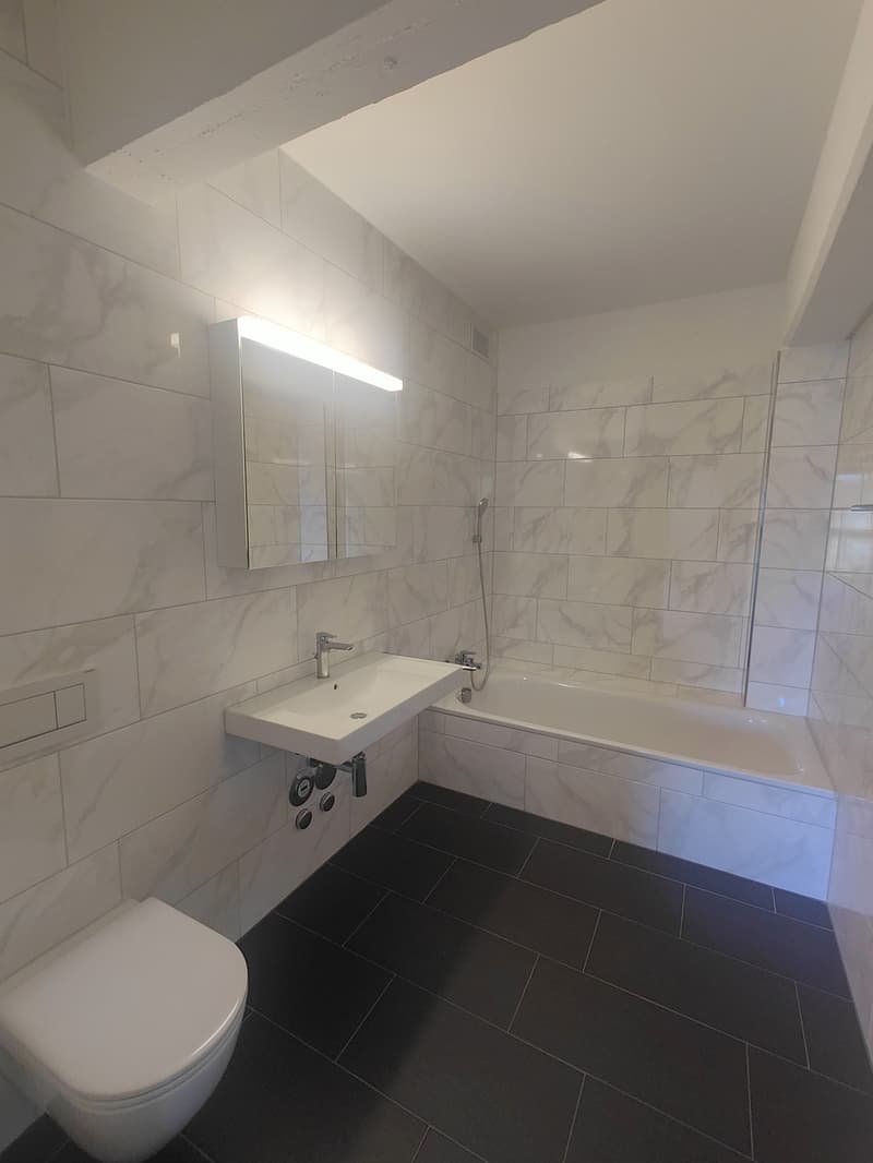 Badezimmer mit Lavabo + WC