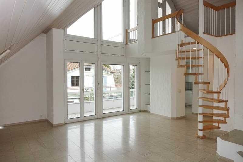 charmante Dachwohnung mit mehreren Balkonen (3)