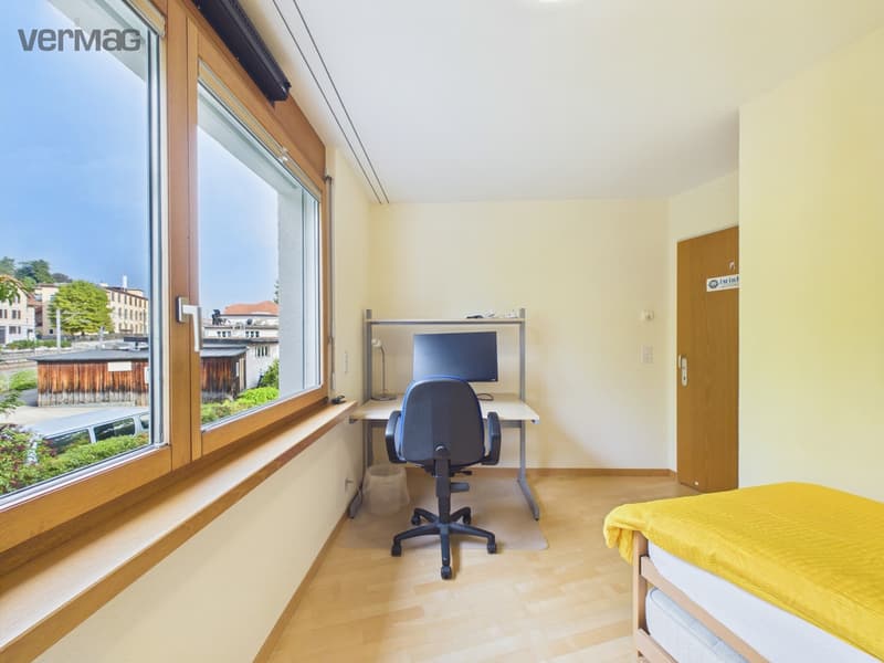 Schlaffzimmer mit Arbeitsplatz