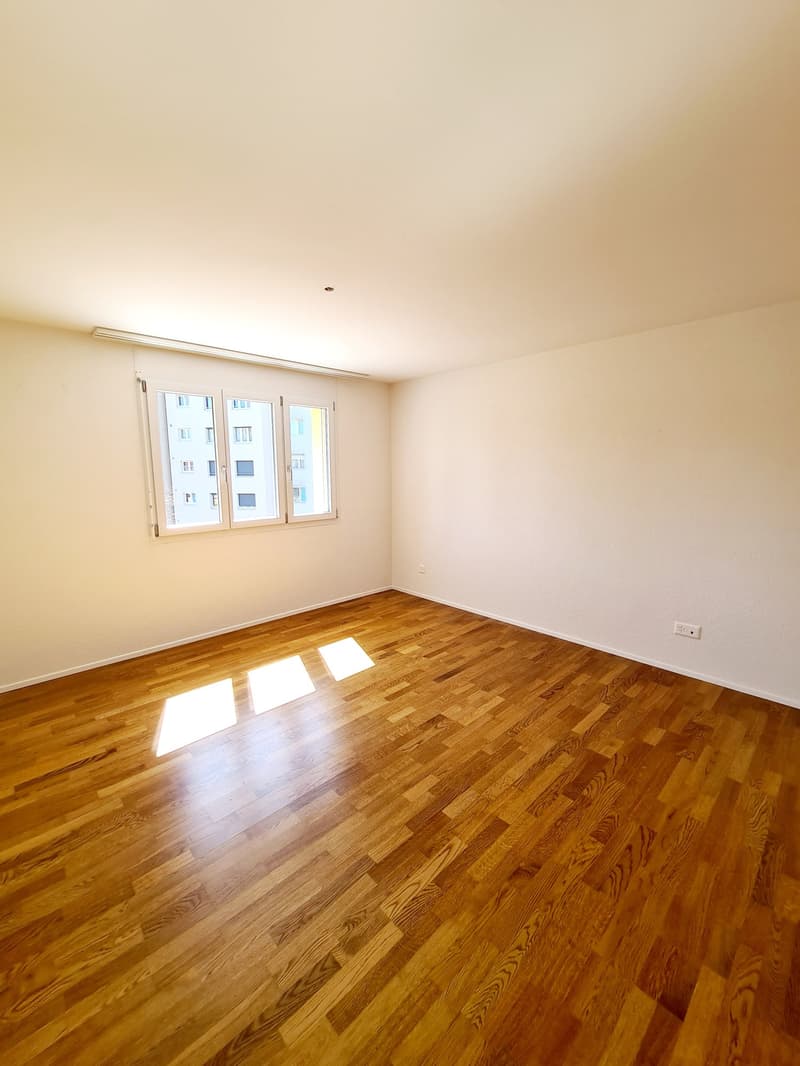Sonnige 4.5 Zi.Wohnung mit grossem Balkon (5)