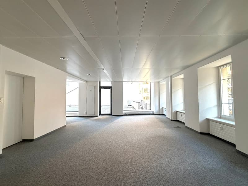 empty room, white walls, gray floor, large windows, white ceiling