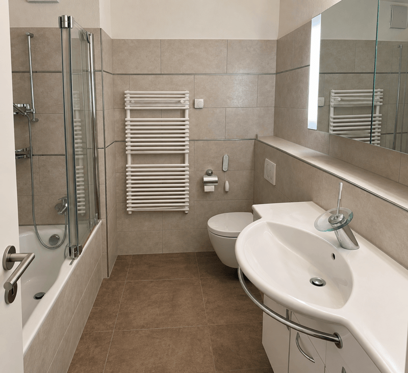 Badezimmer mit Duschmöglichkeit, eine von zwei Nasszellen