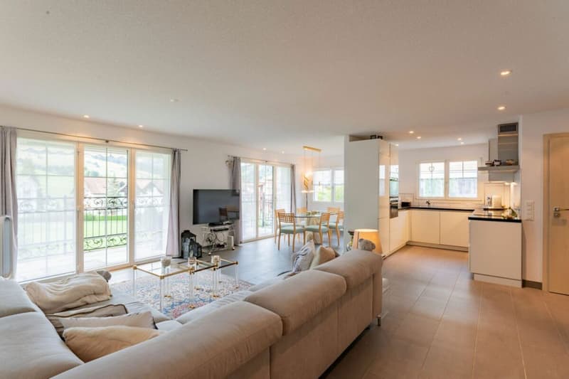 Moderne 3.5 Zimmer-Gartenwohnung am Südhang von Oberiberg! (2)