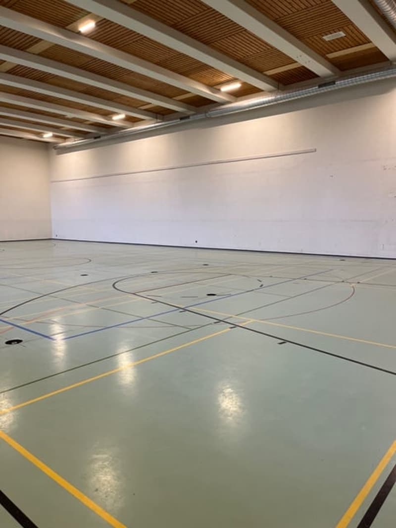 Spacious hall with 6.70 m room height (2)