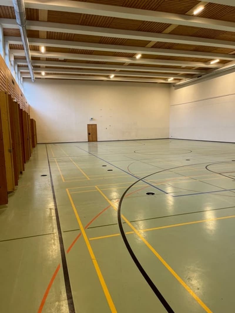 Spacious hall with 6.70 m room height (1)