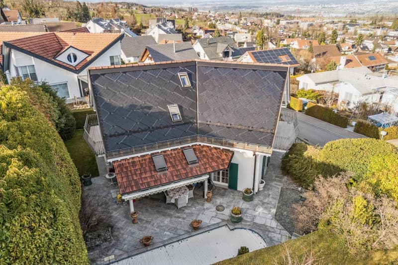 Freistehendes Landhaus mit Pool an beliebter und erhöhter Wohnlage (2)