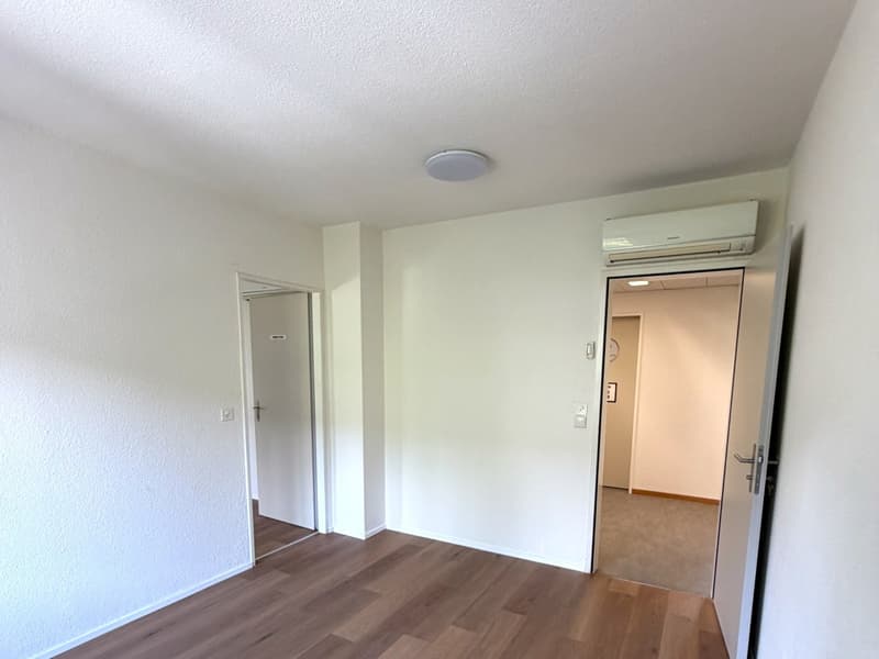 Helles Büro mit Vorzimmer (ca. 27 m²) in Zürich-Oerlikon (2)