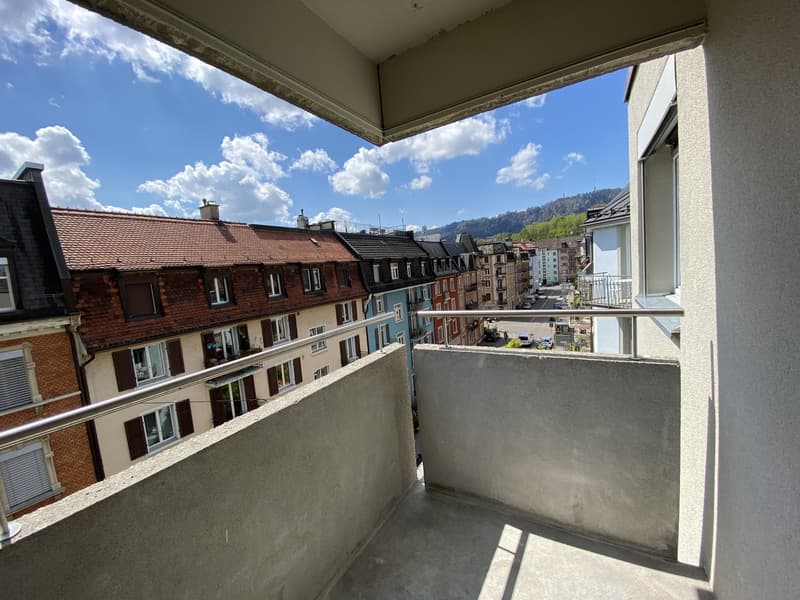 Moderne 2.5-Zimmer-Wohnung mit Balkon (8)