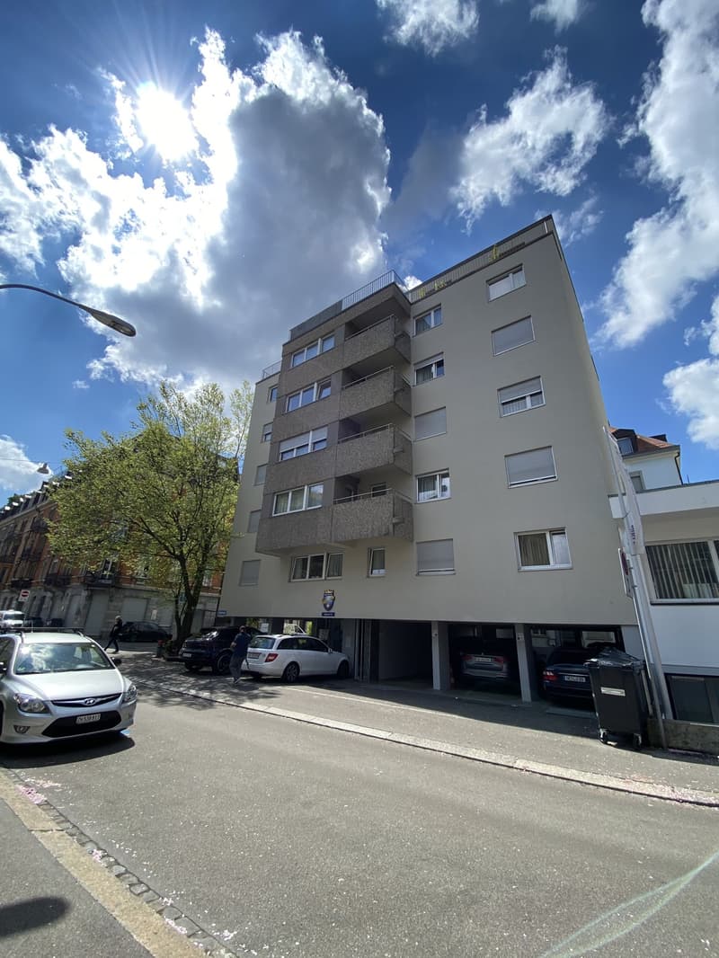 Moderne 2.5-Zimmer-Wohnung mit Balkon (1)