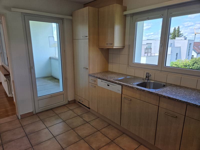 Ampio appartamento maisonette di 4,5 locali in una posizione tranquilla con una vista mozzafiato sul lago e le montagne (5)