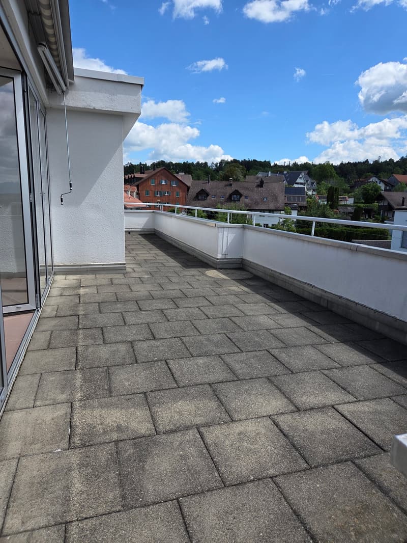 Ampio appartamento maisonette di 4,5 locali in una posizione tranquilla con una vista mozzafiato sul lago e le montagne (13)