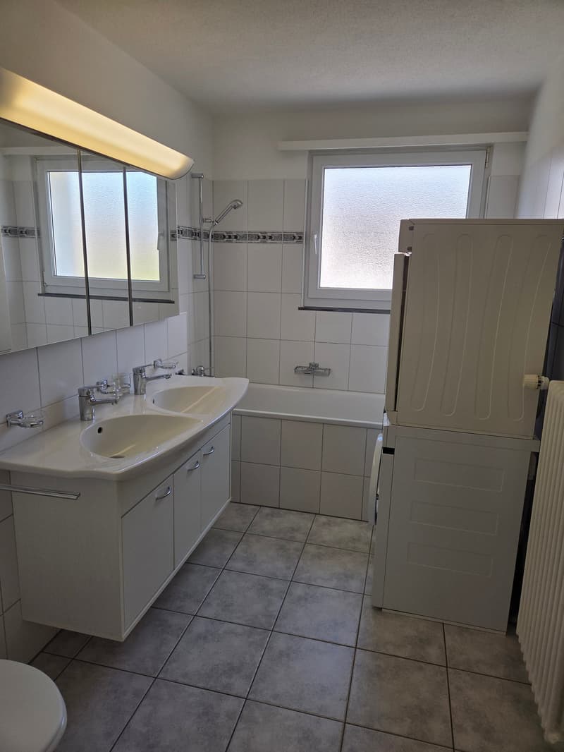 Ampio appartamento maisonette di 4,5 locali in una posizione tranquilla con una vista mozzafiato sul lago e le montagne (11)