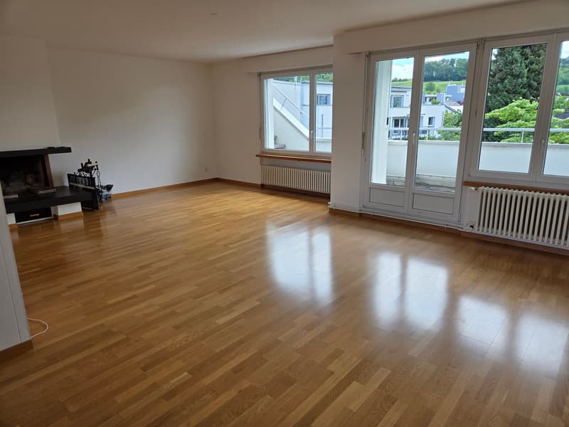 Ampio appartamento maisonette di 4,5 locali in una posizione tranquilla con una vista mozzafiato sul lago e le montagne (2)