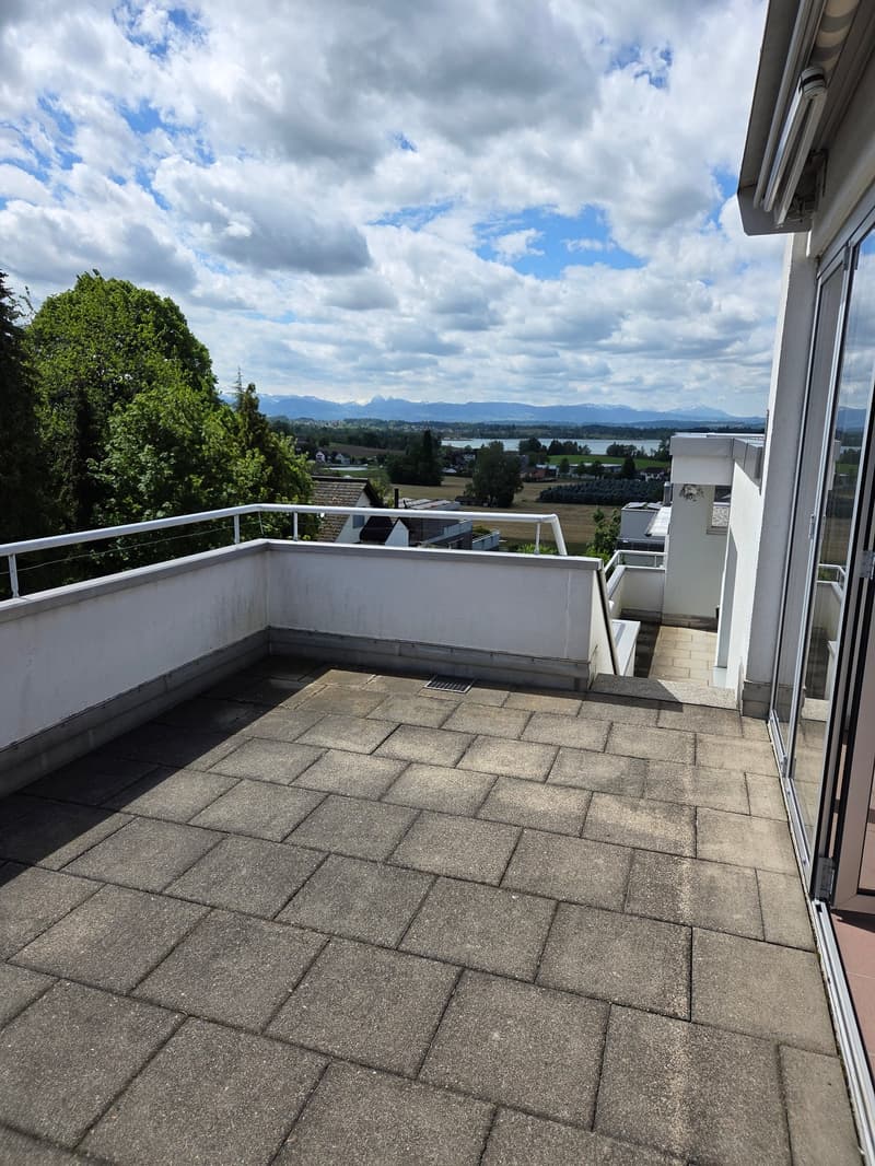 Ampio appartamento maisonette di 4,5 locali in una posizione tranquilla con una vista mozzafiato sul lago e le montagne (14)