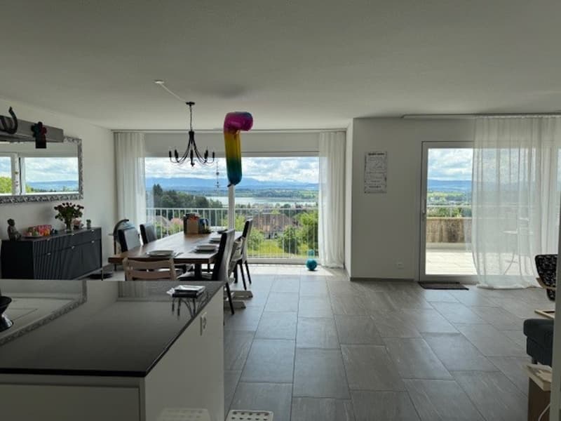 Helle 4.5-Zimmer-Wohnung mit Balkon und traumhafter Aussicht (6)
