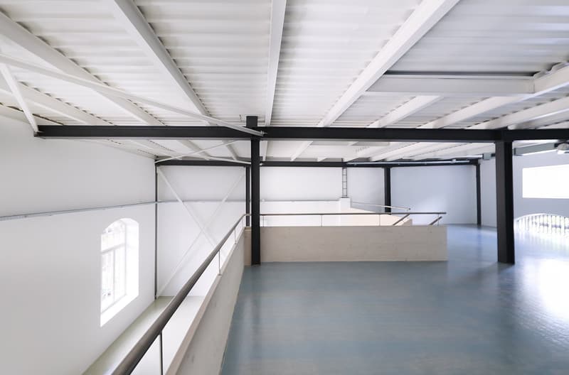 Spazio loft moderno con mezzanino e carattere industriale impressionante (6)