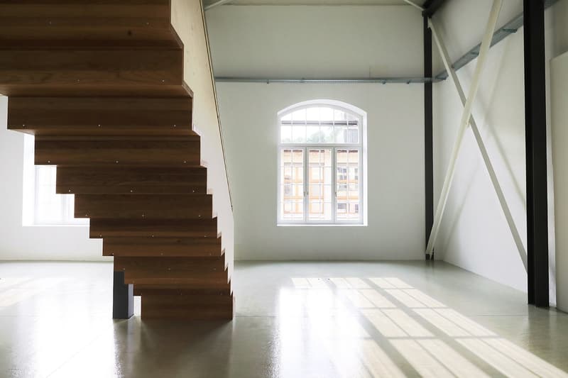 Spazio loft moderno con mezzanino e carattere industriale impressionante (10)