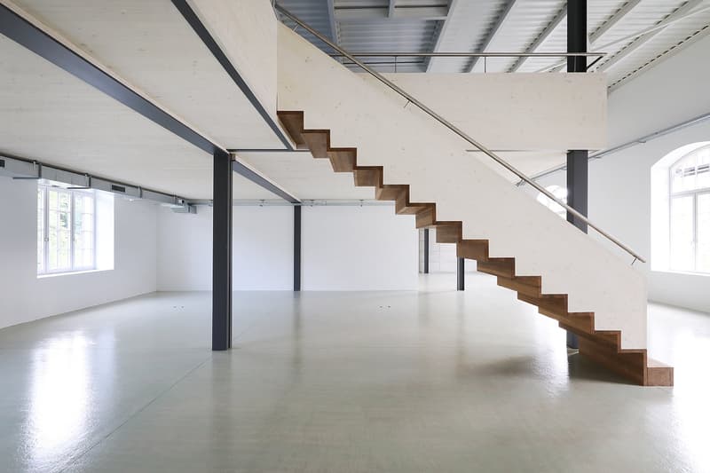 Spazio loft moderno con mezzanino e carattere industriale impressionante (5)