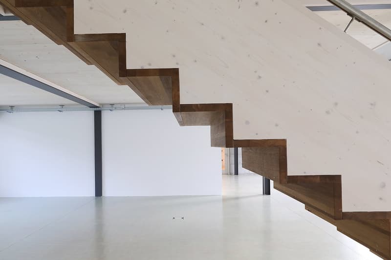 Spazio loft moderno con mezzanino e carattere industriale impressionante (8)