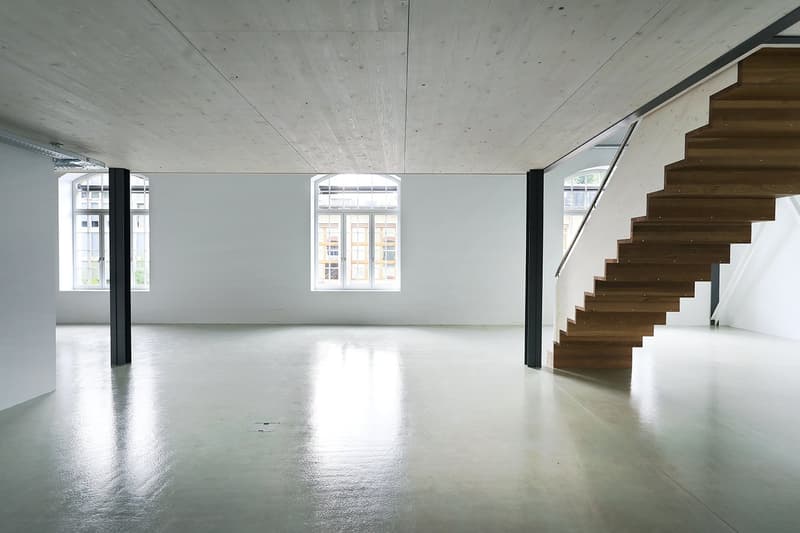 Spazio loft moderno con mezzanino e carattere industriale impressionante (4)