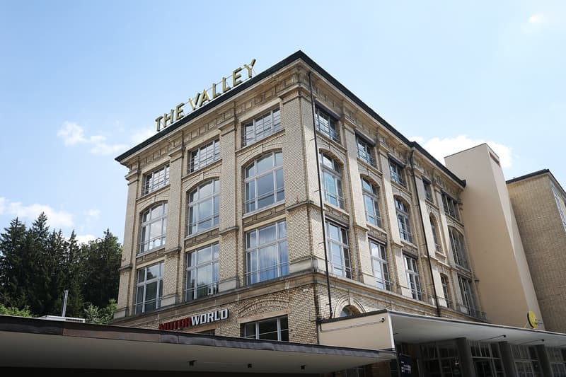 Espace commercial/bureaux/studio spacieux avec hauts plafonds et beaucoup de lumière naturelle dans The Valley (2)