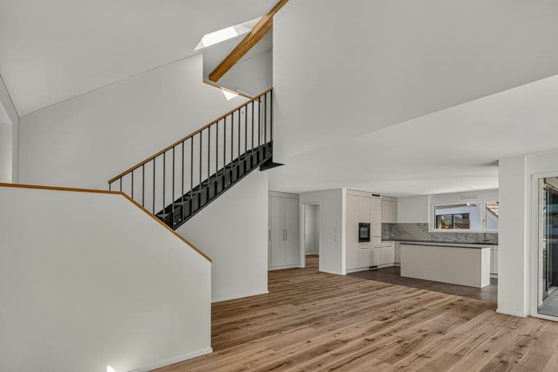 Wohnzimmer mit Treppenaufgang ins 3. OG