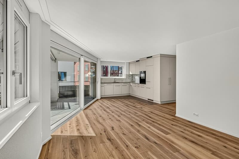 Wohnraum mit Küche und Balkon