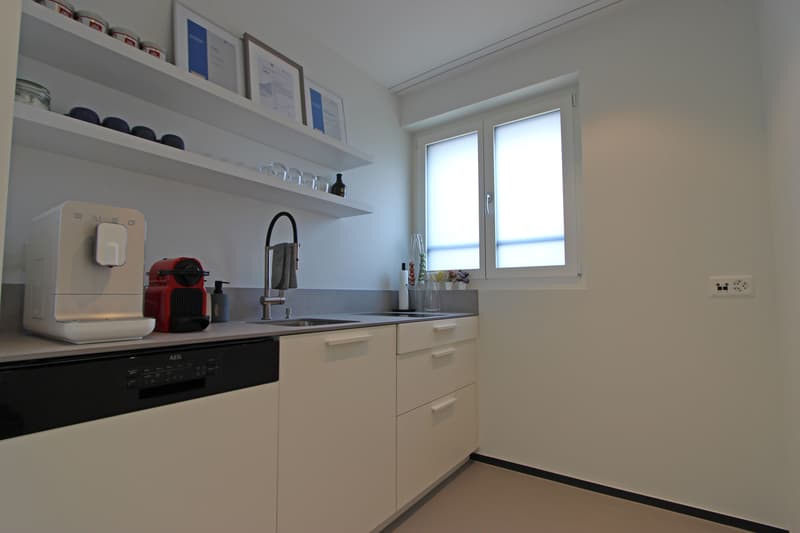 Küche mit Geschirrspüler und Kühlschrank