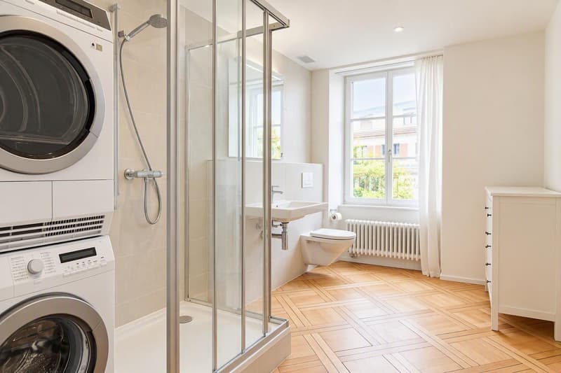 Nasszelle mit Dusche, WC, Waschmaschine/Tumbler