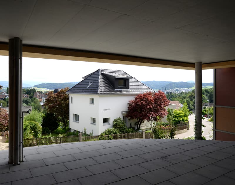 Gedeckter Sitzplatz mit Weitsicht