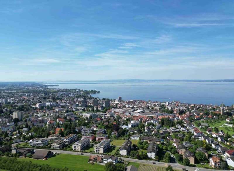 Terreno edificabile esclusivo in un'area verde con vista sul lago inobstructabile. (2)