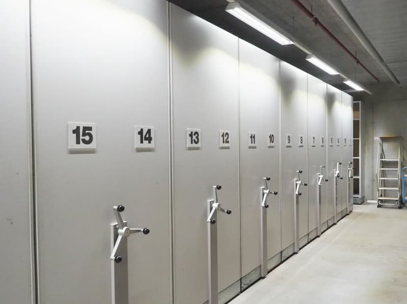 Archive with sliding shelves / archive system (6)