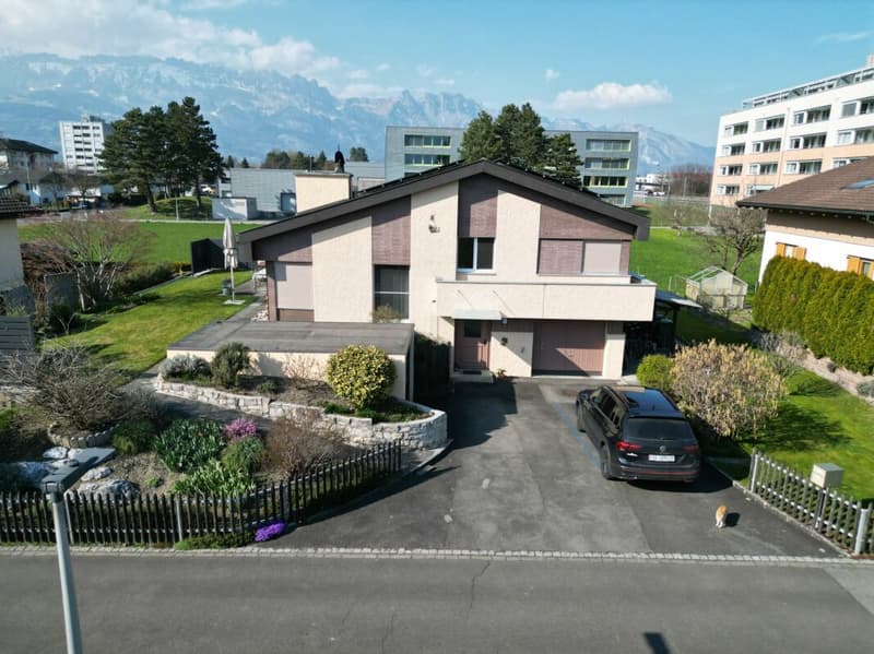 grosser Vorplatz und gepflegter Umschwung