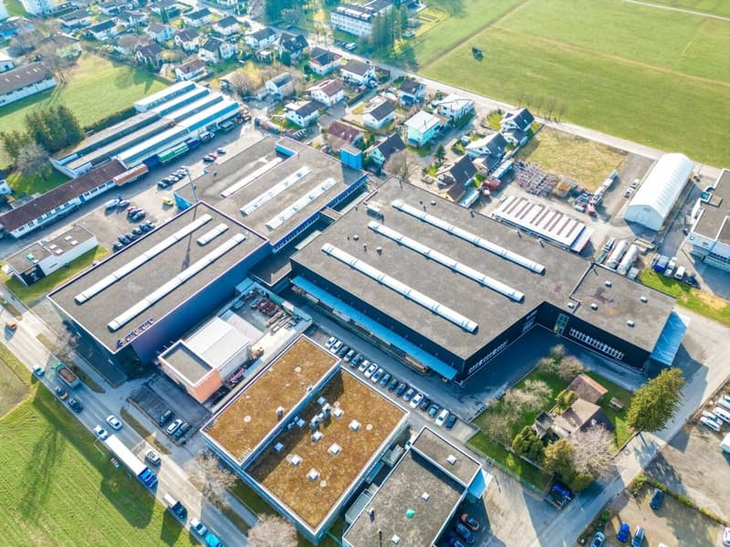 Spazio commerciale con accesso a livello del suolo - ideale per artigiani (2)