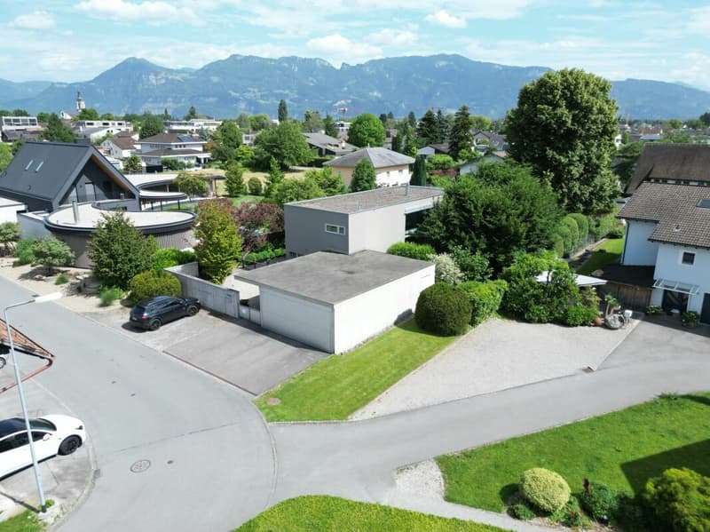 Ansicht Doppelgarage und Parkplätzen